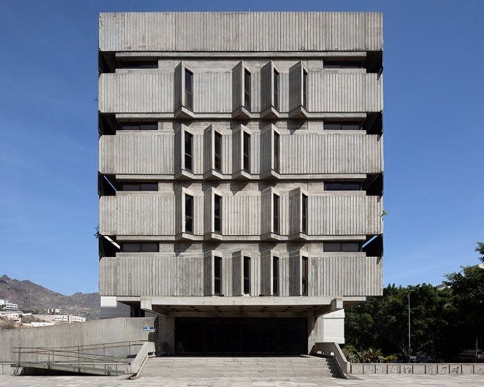 Symmetrische brutalistische betonfaçade met uitkragende balkons