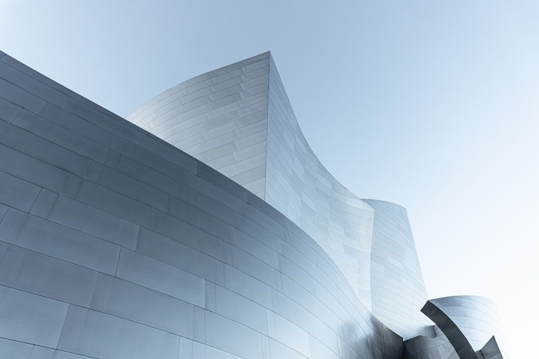 Zilverkleurige, golvende gevel van een futuristisch gebouw