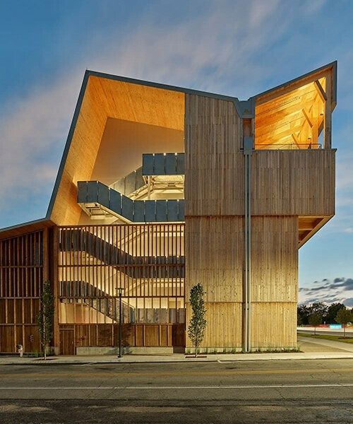 Modern meerlaags houten gebouw met zichtbare constructie en buitentrap