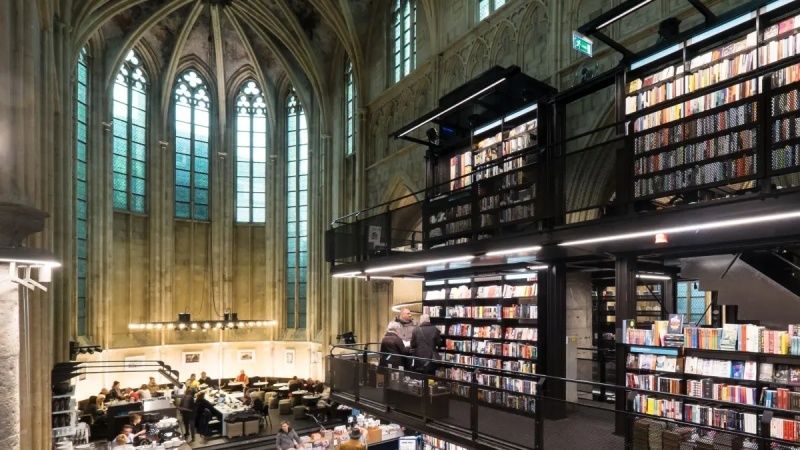 Gotische kerkinterieur met moderne bibliotheek en boekenkasten